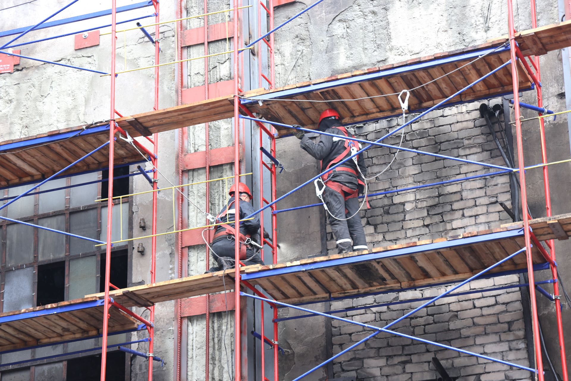 Інвестуємо у стійкість: на Каметсталі – перший етап відновлення будівлі вуглепідготовчого відділення