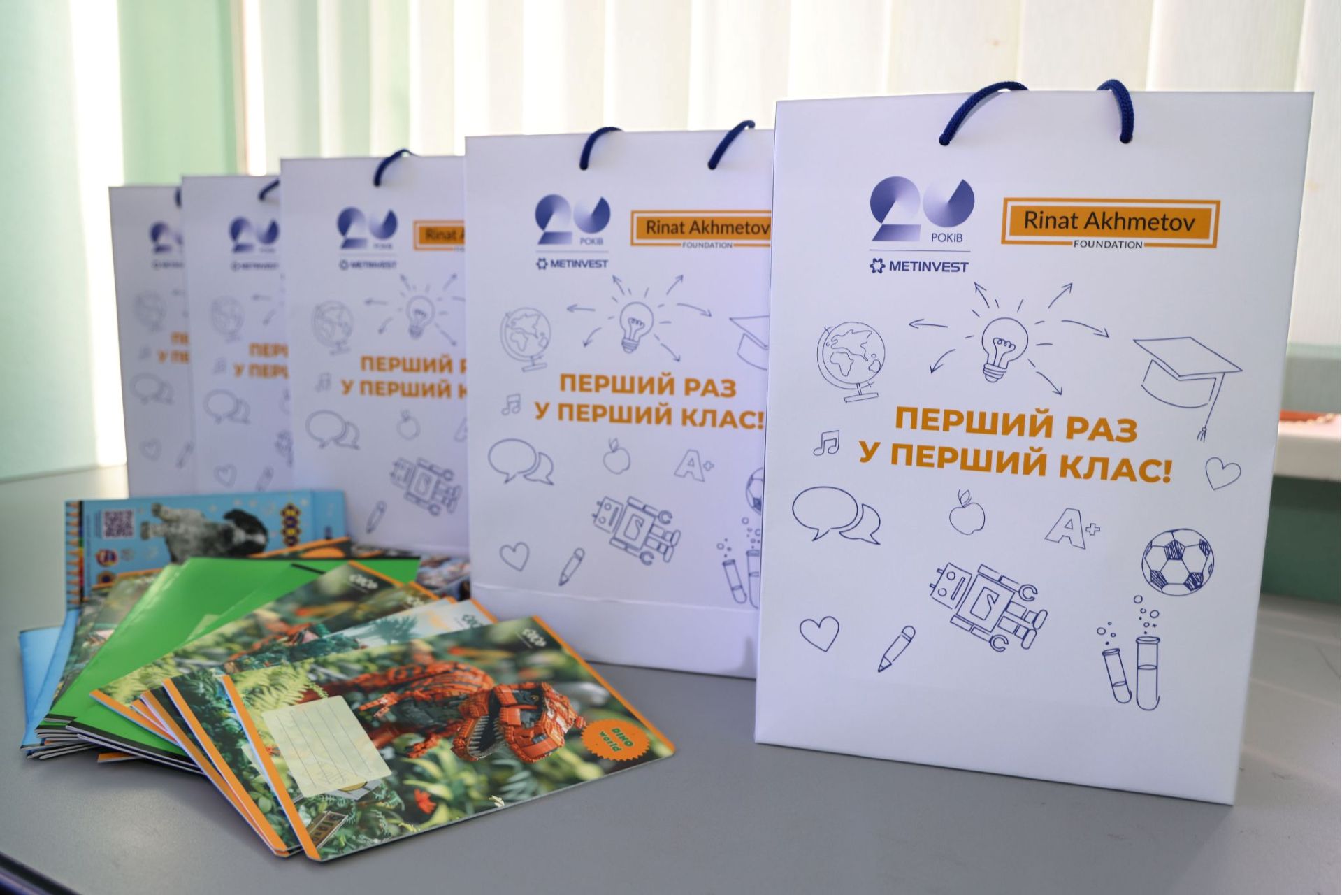 З турботою про майбутнє: першокласники Каметсталі отримують шкільні набори від Метінвесту